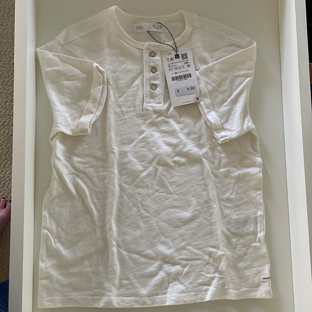 Zara boys crew neck short sleeved Henley shirt in cream/off white. Size 8. NWT